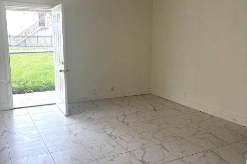 Villa ou maison à louer à Miami, Floride: 3 chambres, 74.32 m2 № 2388067 - photo 6