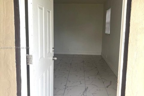 Villa ou maison à louer à Miami, Floride: 3 chambres, 74.32 m2 № 2388067 - photo 5