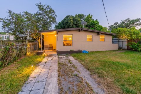 Villa ou maison à Miami, Floride 3 chambres, 74.32 m2 № 2388067