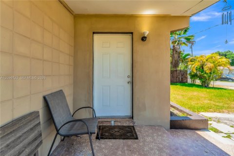 Villa ou maison à louer à Miami, Floride: 3 chambres, 74.32 m2 № 2388067 - photo 4