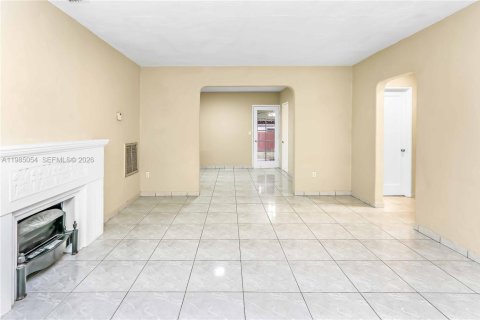 Снять в аренду виллу или дом в Корал-Гейблс, Флорида 3 спальни, 125.33м2, № 2050866 - фото 5