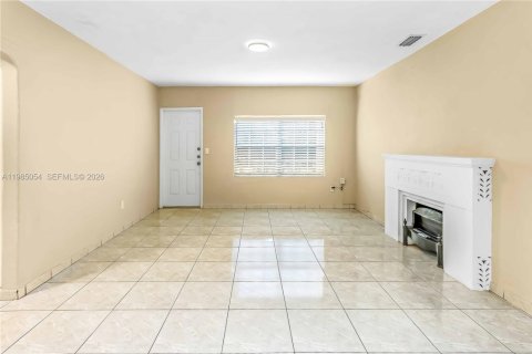 Снять в аренду виллу или дом в Корал-Гейблс, Флорида 3 спальни, 125.33м2, № 2050866 - фото 13