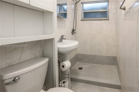 Снять в аренду виллу или дом в Корал-Гейблс, Флорида 3 спальни, 125.33м2, № 2050866 - фото 24