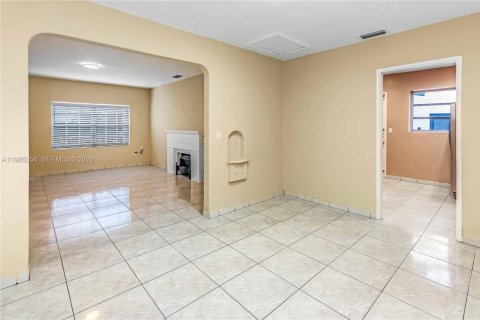 Снять в аренду виллу или дом в Корал-Гейблс, Флорида 3 спальни, 125.33м2, № 2050866 - фото 12