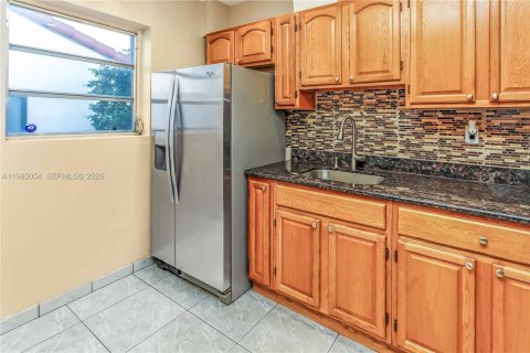 Снять в аренду виллу или дом в Корал-Гейблс, Флорида 3 спальни, 125.33м2, № 2050866 - фото 7