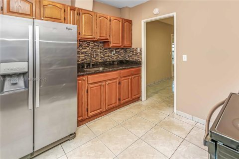 Снять в аренду виллу или дом в Корал-Гейблс, Флорида 3 спальни, 125.33м2, № 2050866 - фото 10