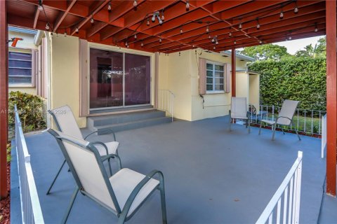 Снять в аренду виллу или дом в Корал-Гейблс, Флорида 3 спальни, 125.33м2, № 2050866 - фото 30