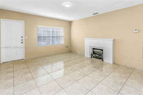 Снять в аренду виллу или дом в Корал-Гейблс, Флорида 3 спальни, 125.33м2, № 2050866 - фото 4