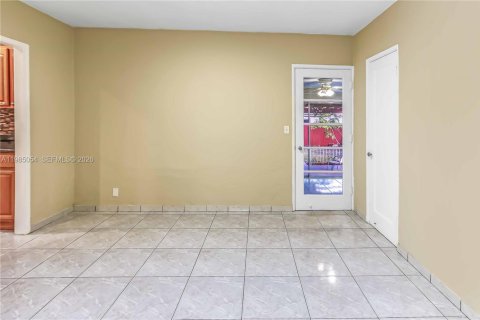 Снять в аренду виллу или дом в Корал-Гейблс, Флорида 3 спальни, 125.33м2, № 2050866 - фото 18