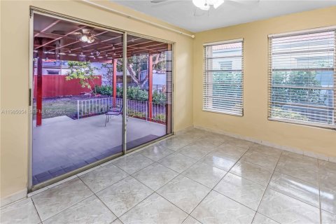 Снять в аренду виллу или дом в Корал-Гейблс, Флорида 3 спальни, 125.33м2, № 2050866 - фото 11