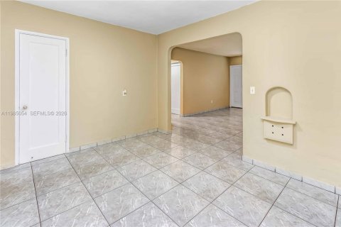 Снять в аренду виллу или дом в Корал-Гейблс, Флорида 3 спальни, 125.33м2, № 2050866 - фото 17