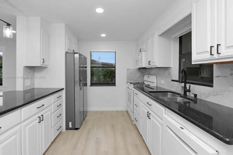 Casa en alquiler en South Miami, Florida, 4 dormitorios, 156.54 m2 № 1953603 - foto 9