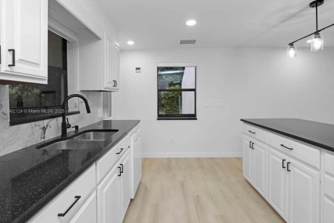 Casa en alquiler en South Miami, Florida, 4 dormitorios, 156.54 m2 № 1953603 - foto 8