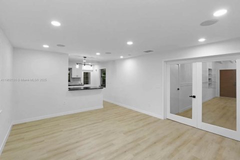 Casa en alquiler en South Miami, Florida, 4 dormitorios, 156.54 m2 № 1953603 - foto 7