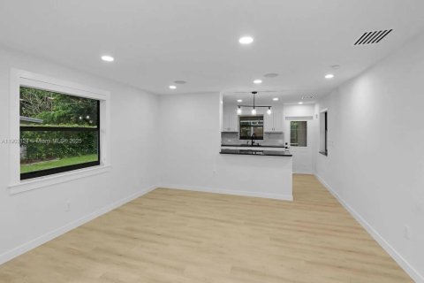 Casa en alquiler en South Miami, Florida, 4 dormitorios, 156.54 m2 № 1953603 - foto 6