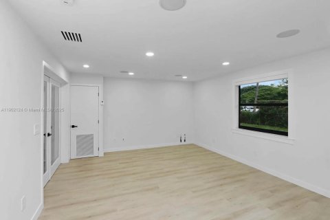 Casa en alquiler en South Miami, Florida, 4 dormitorios, 156.54 m2 № 1953603 - foto 10