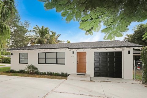 Casa en alquiler en South Miami, Florida, 4 dormitorios, 156.54 m2 № 1953603 - foto 1