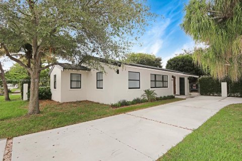 Casa en alquiler en South Miami, Florida, 4 dormitorios, 156.54 m2 № 1953603 - foto 2