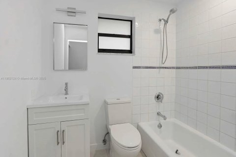Casa en alquiler en South Miami, Florida, 4 dormitorios, 156.54 m2 № 1953603 - foto 12