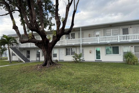 Condominio en venta en Miami Gardens, Florida, 1 dormitorio, 64.2 m2 № 2002091 - foto 2