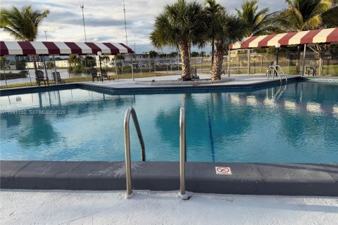 Condominio en venta en Miami Gardens, Florida, 1 dormitorio, 64.2 m2 № 2002091 - foto 20