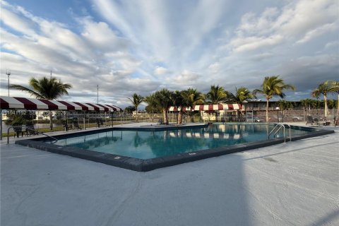 Condominio en venta en Miami Gardens, Florida, 1 dormitorio, 64.2 m2 № 2002091 - foto 19