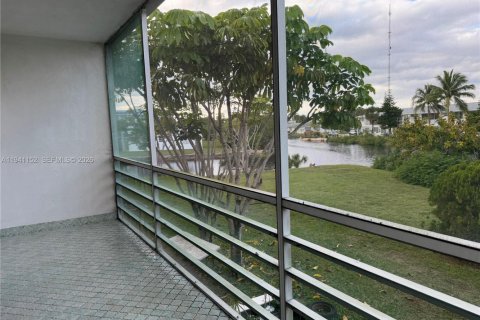 Condominio en venta en Miami Gardens, Florida, 1 dormitorio, 64.2 m2 № 2002091 - foto 15