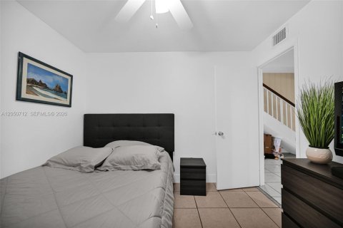 Townhouse in Pembroke Pines, Florida 3 bedrooms, 140.38 sq.m. № 2172977 - photo 16
