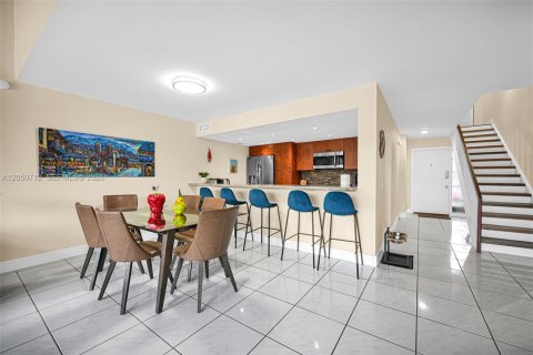 Townhouse in Pembroke Pines, Florida 3 bedrooms, 140.38 sq.m. № 2172977 - photo 4