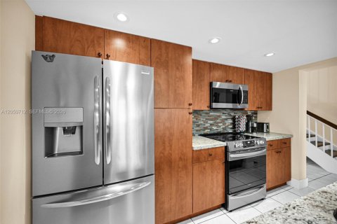 Townhouse in Pembroke Pines, Florida 3 bedrooms, 140.38 sq.m. № 2172977 - photo 12