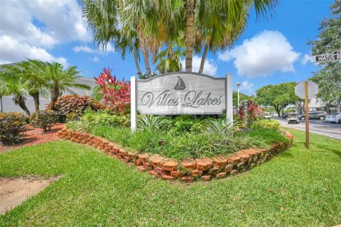 Townhouse in Pembroke Pines, Florida 3 bedrooms, 140.38 sq.m. № 2172977