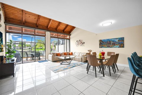 Townhouse in Pembroke Pines, Florida 3 bedrooms, 140.38 sq.m. № 2172977 - photo 5