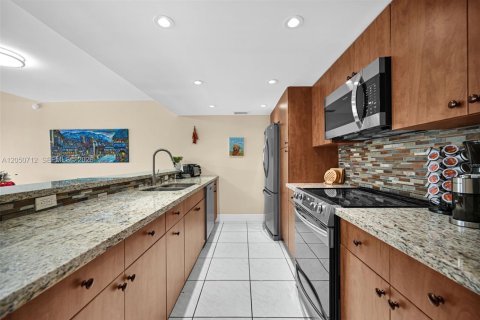 Townhouse in Pembroke Pines, Florida 3 bedrooms, 140.38 sq.m. № 2172977 - photo 13