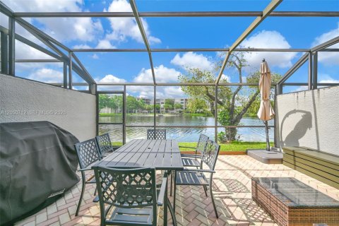 Townhouse in Pembroke Pines, Florida 3 bedrooms, 140.38 sq.m. № 2172977 - photo 2