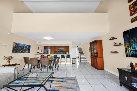 Townhouse in Pembroke Pines, Florida 3 bedrooms, 140.38 sq.m. № 2172977 - photo 11