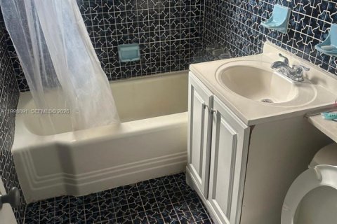 Casa en venta en Miami Gardens, Florida, 3 dormitorios, 83.61 m2 № 2060974 - foto 7