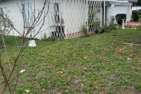 Casa en venta en Miami Gardens, Florida, 3 dormitorios, 83.61 m2 № 2060974 - foto 2