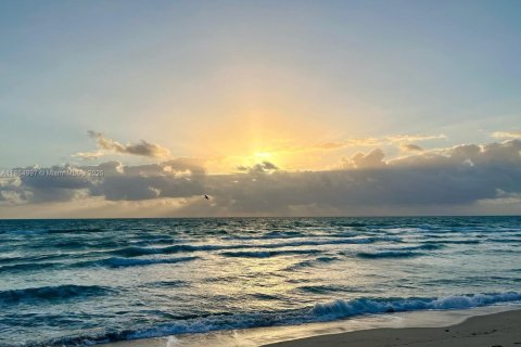 Condo in Miami Beach, Florida, 1 bedroom  № 1888022 - photo 1