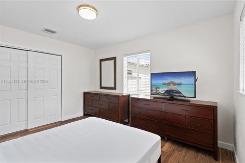 House in Hollywood, Florida 3 bedrooms, 137.4 sq.m. № 2266004 - photo 11