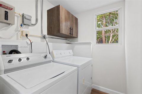 House in Hollywood, Florida 3 bedrooms, 137.4 sq.m. № 2266004 - photo 9