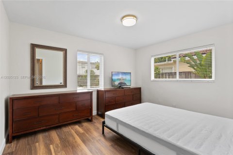 House in Hollywood, Florida 3 bedrooms, 137.4 sq.m. № 2266004 - photo 10