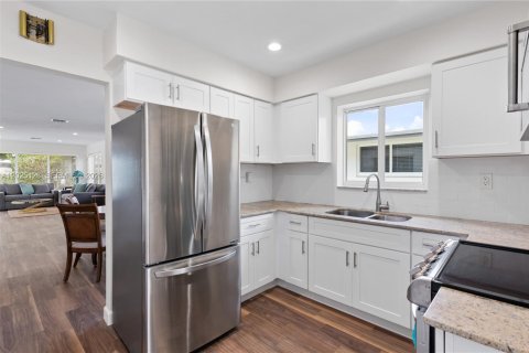 House in Hollywood, Florida 3 bedrooms, 137.4 sq.m. № 2266004 - photo 18