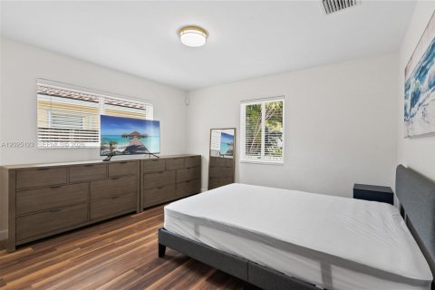 House in Hollywood, Florida 3 bedrooms, 137.4 sq.m. № 2266004 - photo 13