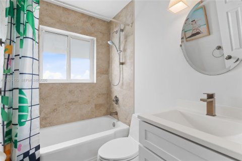 House in Hollywood, Florida 3 bedrooms, 137.4 sq.m. № 2266004 - photo 12