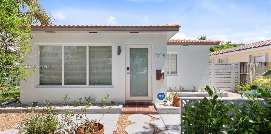 House in Hollywood, Florida 3 bedrooms, 137.4 sq.m. № 2266004