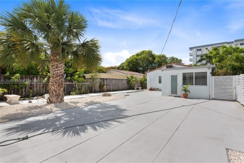 House in Hollywood, Florida 3 bedrooms, 137.4 sq.m. № 2266004 - photo 22