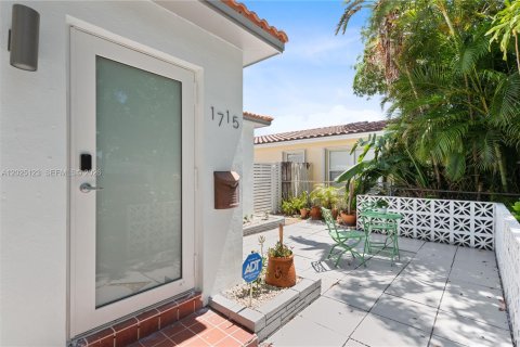House in Hollywood, Florida 3 bedrooms, 137.4 sq.m. № 2266004 - photo 2