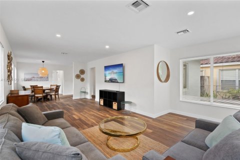 House in Hollywood, Florida 3 bedrooms, 137.4 sq.m. № 2266004 - photo 4