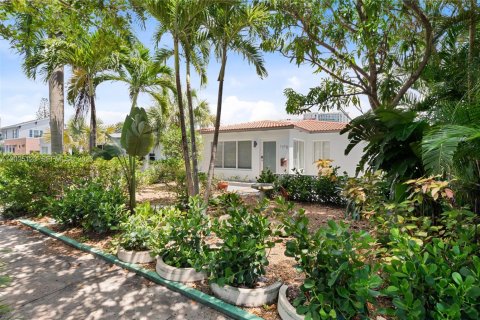 House in Hollywood, Florida 3 bedrooms, 137.4 sq.m. № 2266004 - photo 19
