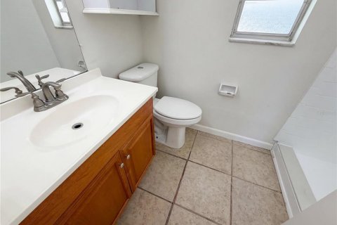 House in Brandon, Florida 3 bedrooms, 105.54 sq.m. № 2116116 - photo 11